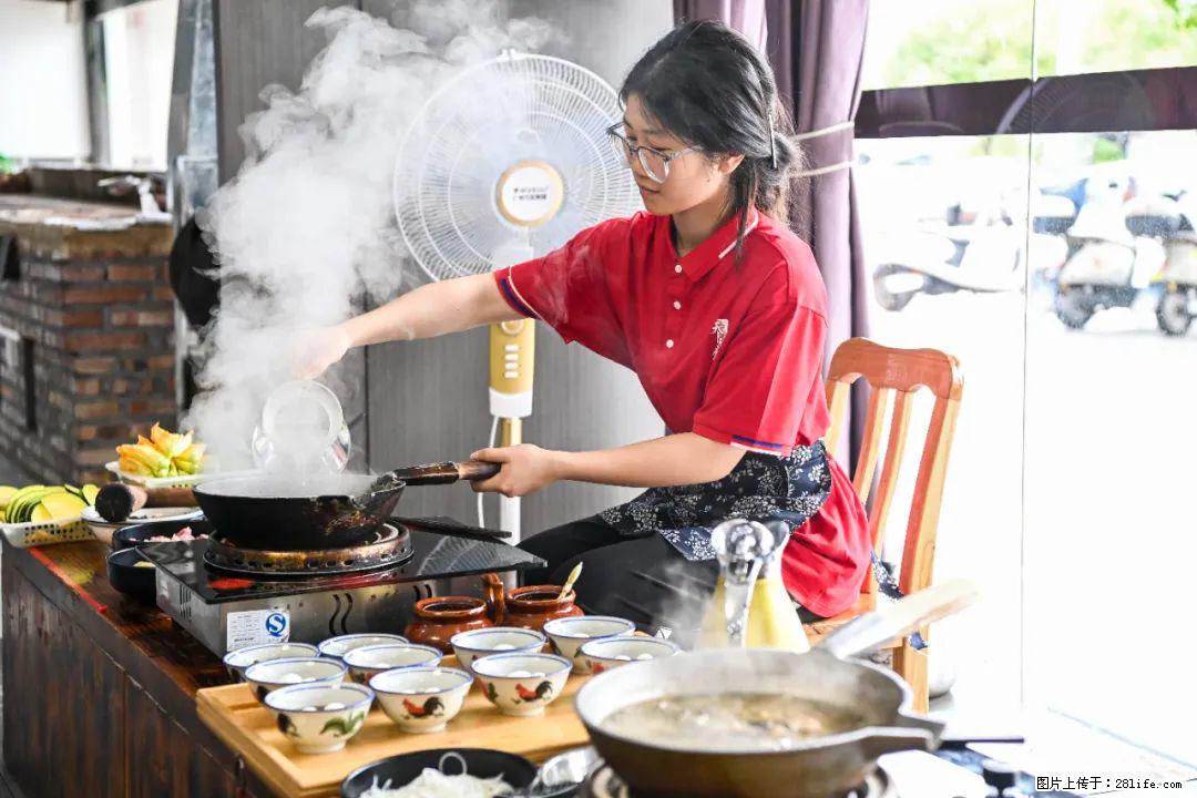 全网追的“扁担女孩”，找了一份暑假工，时薪12元 - 遂宁生活资讯 - 遂宁28生活网 suining.28life.com